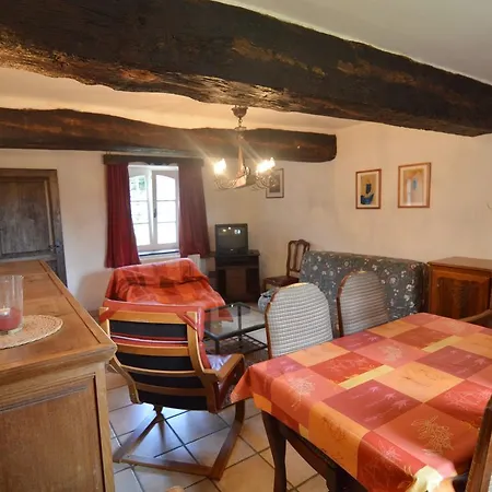 La Cour Du Vieux Chateau *