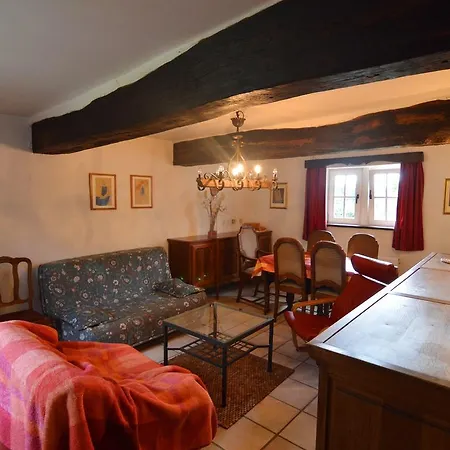 La Cour Du Vieux Chateau